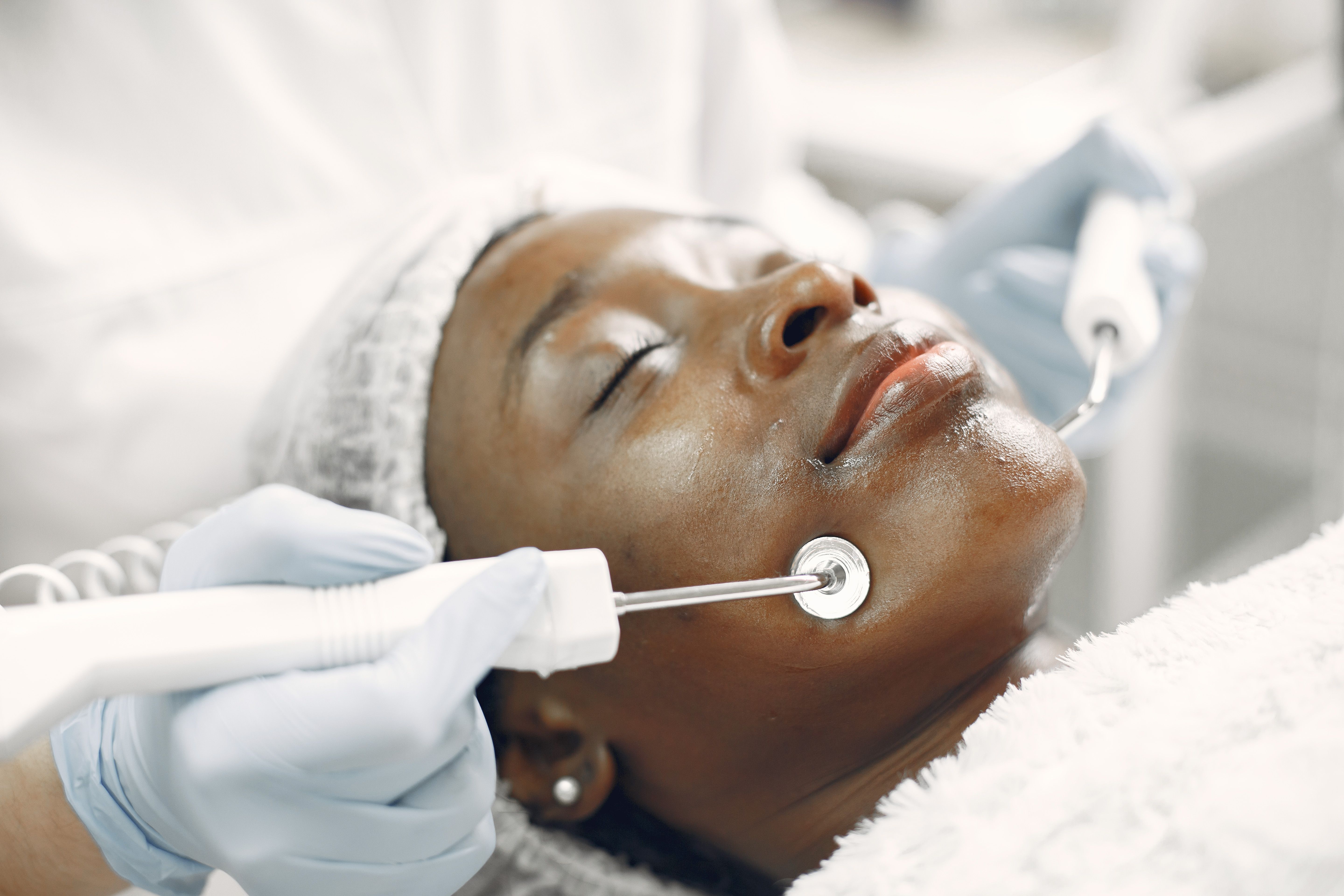 Mesopotamia Spa therapist performing a skin facial treatment